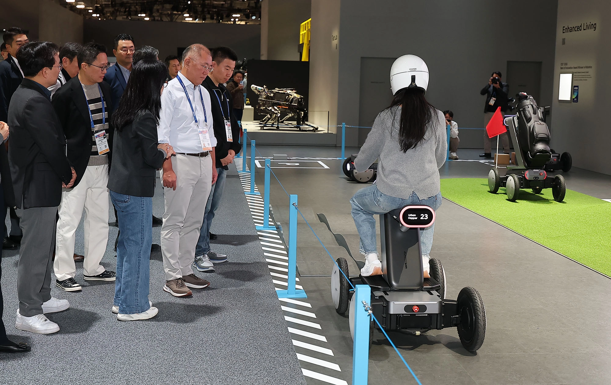 부스 둘러보는 정의선 회장  정의선 현대차그룹 회장이 6일(현지시간) 미국 네바다주 라스베이거스 컨벤션센터(LVCC) 현대차 부스를 둘러보고 있다. 
라스베이거스 연합뉴스