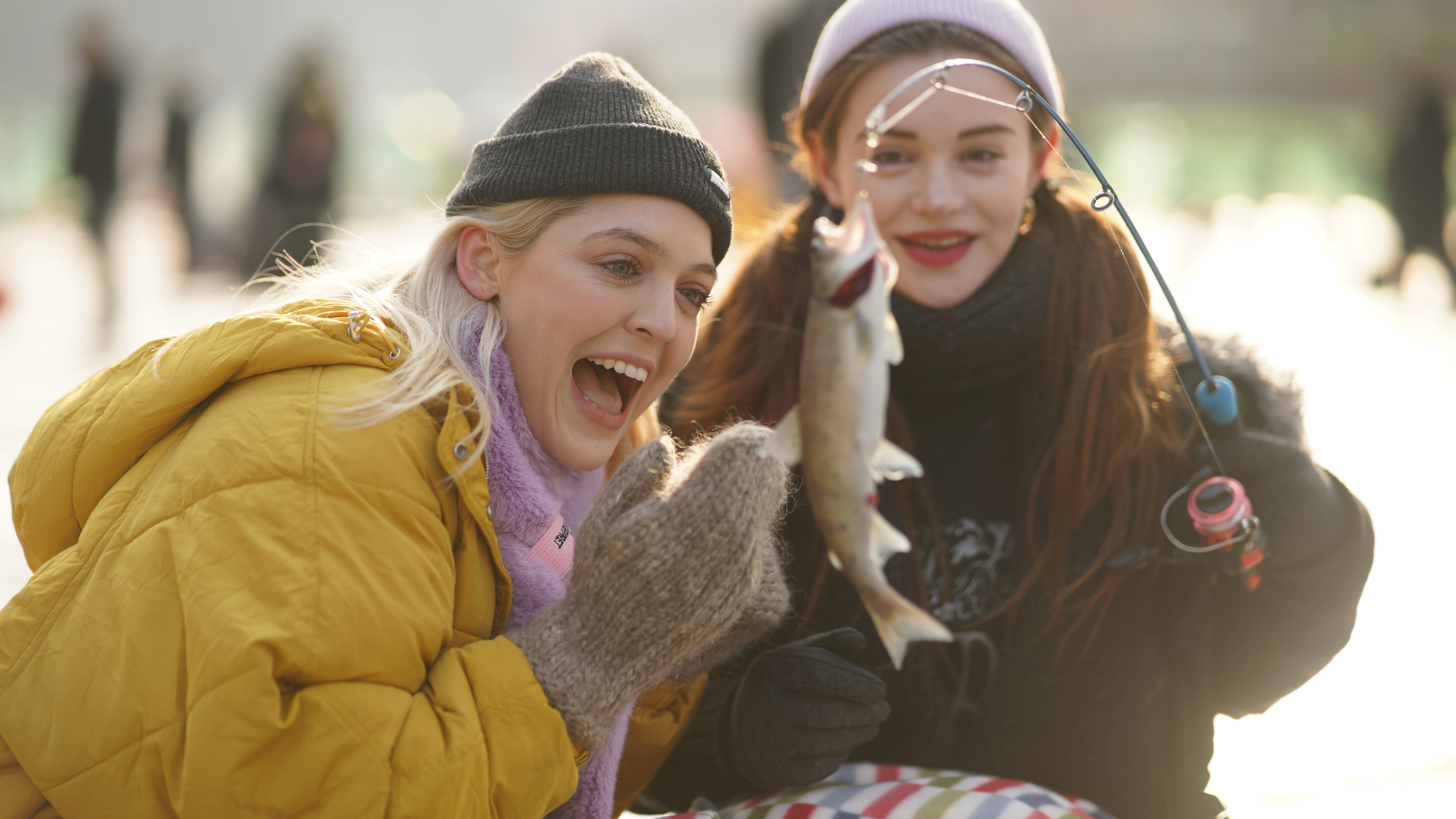 강원 화천 산천어축제가 오는 10일부터 다음 달 1일까지 화천천 일대에서 열린다. 사진은 지난해 축제에서 외국인 관광객이 얼음낚시를 체험하며 즐거워하는 모습. 화천군 제공