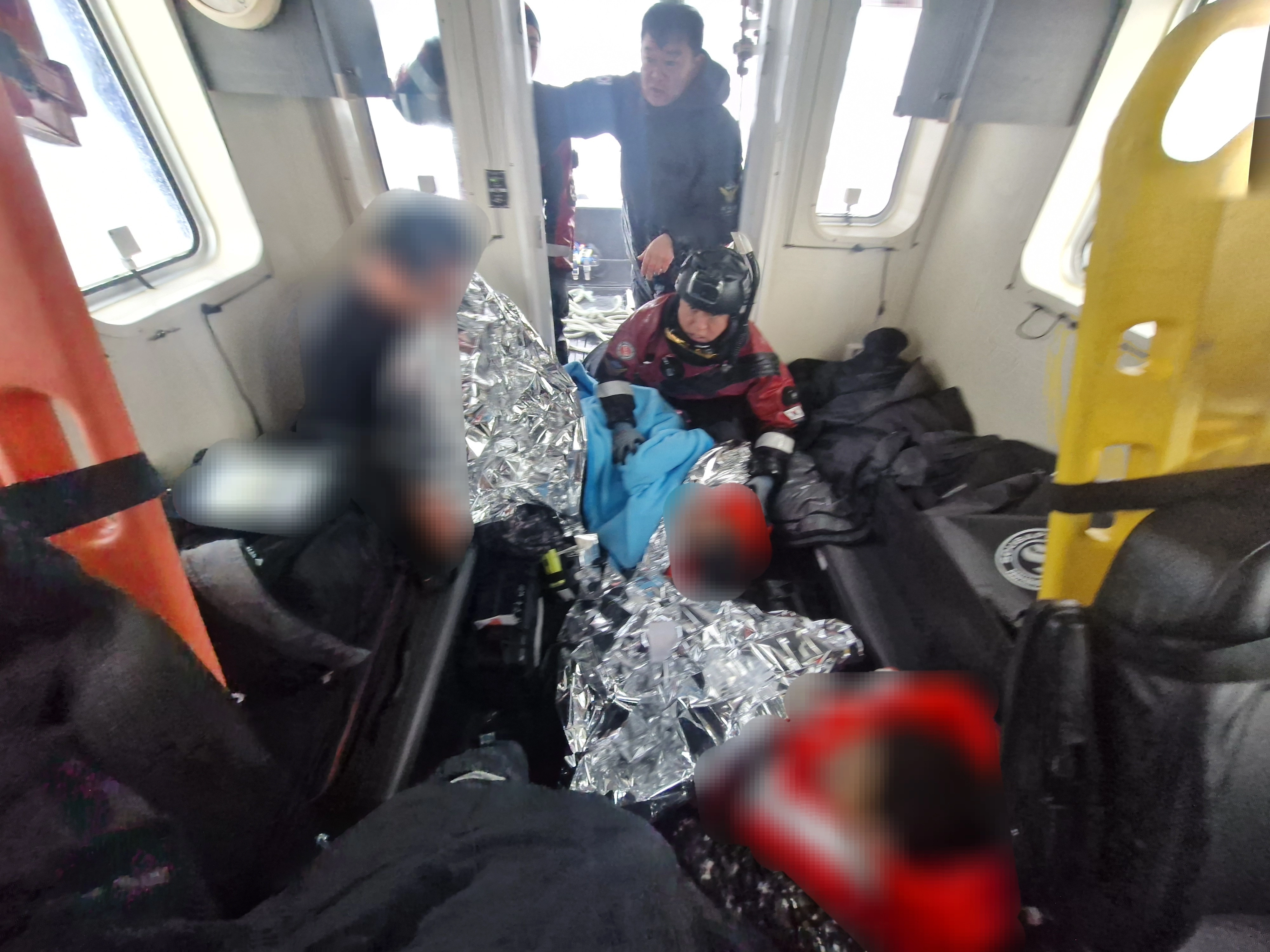 구조된 선원들. 제주지방해양경찰청 제공