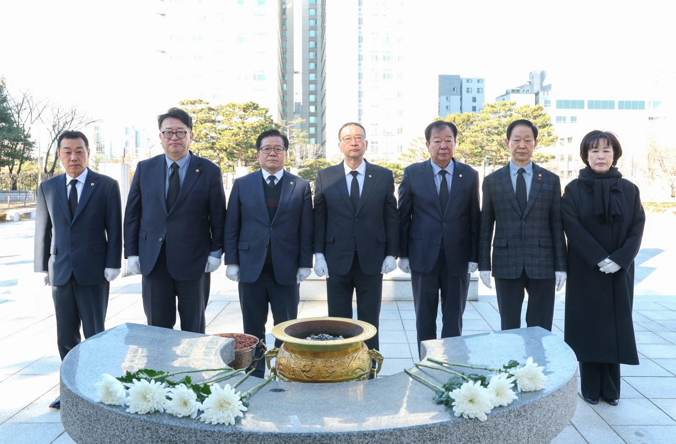 현충탑을 참배하며 2026년 새해 공식 의정활동을 시작한 경기도의회 국민의힘 대표단이  기념촬영을 하고 있다.(사진=경기도의회)