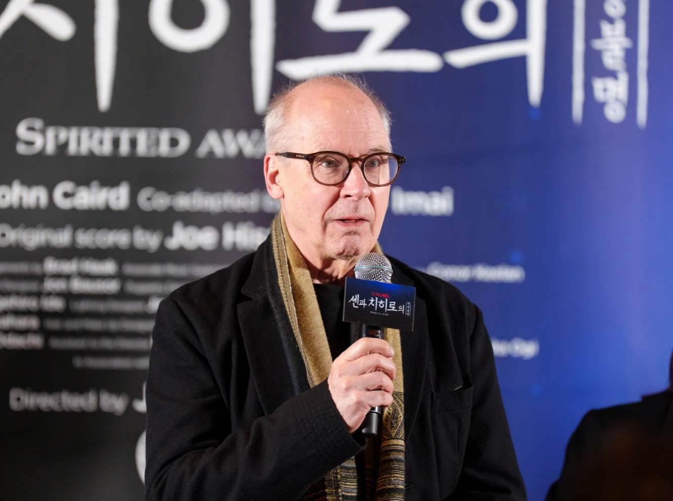 뮤지컬 ‘센과 치히로의 행방불명’을 연출한 존 케어드가 7일 서울 예술의전당에서 열린 기자간담회에서 작품 설명을 하고 있다.
CJ ENM 제공