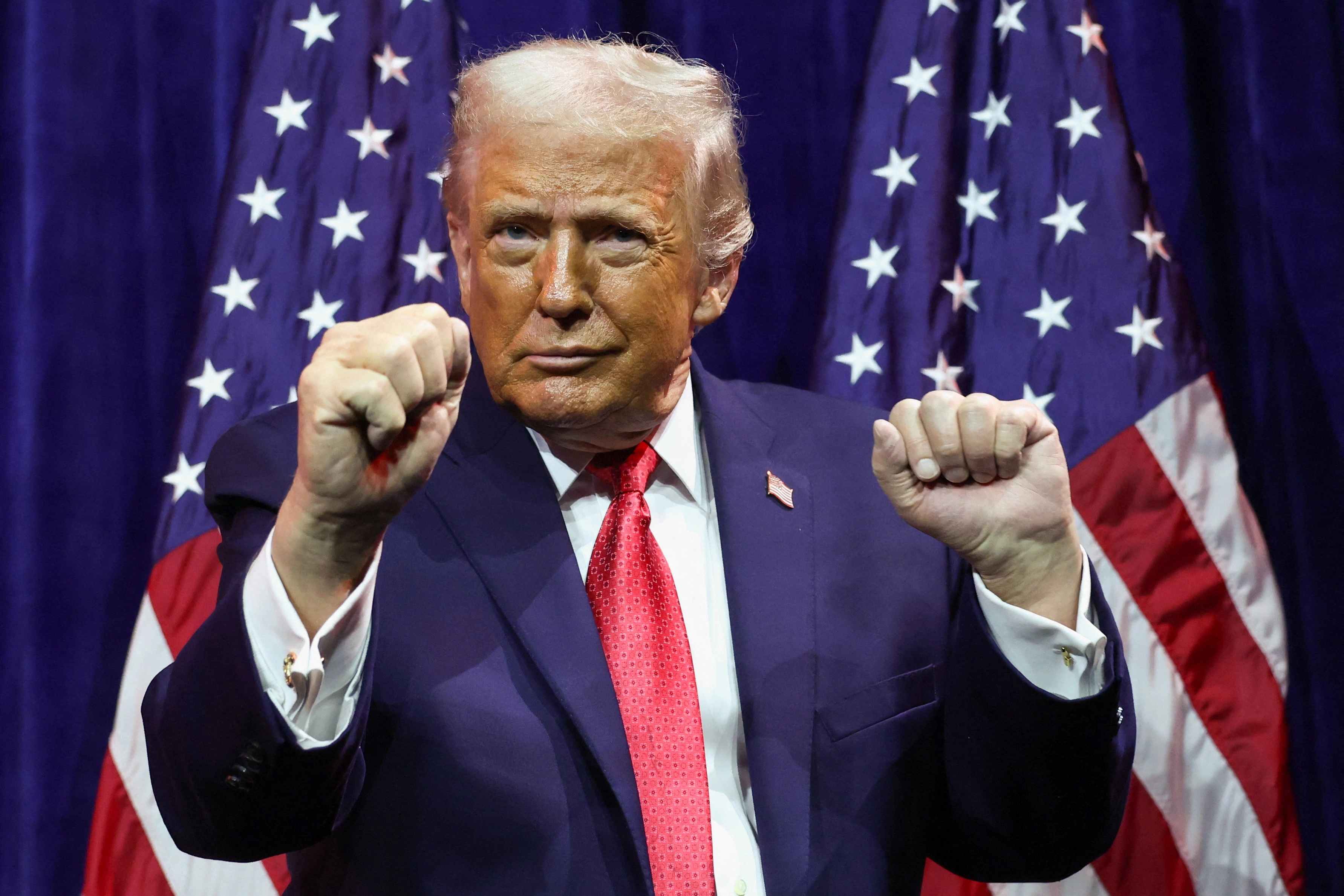 도널드 트럼프 미국 대통령이 6일(현지시간) 워싱턴 케데디 센터에서 열린 하원 공화당 의원들의 연례정책회의에서 연설하며 몸을 흔들고 있다. 2025.1.6 워싱턴 로이터 연합뉴스