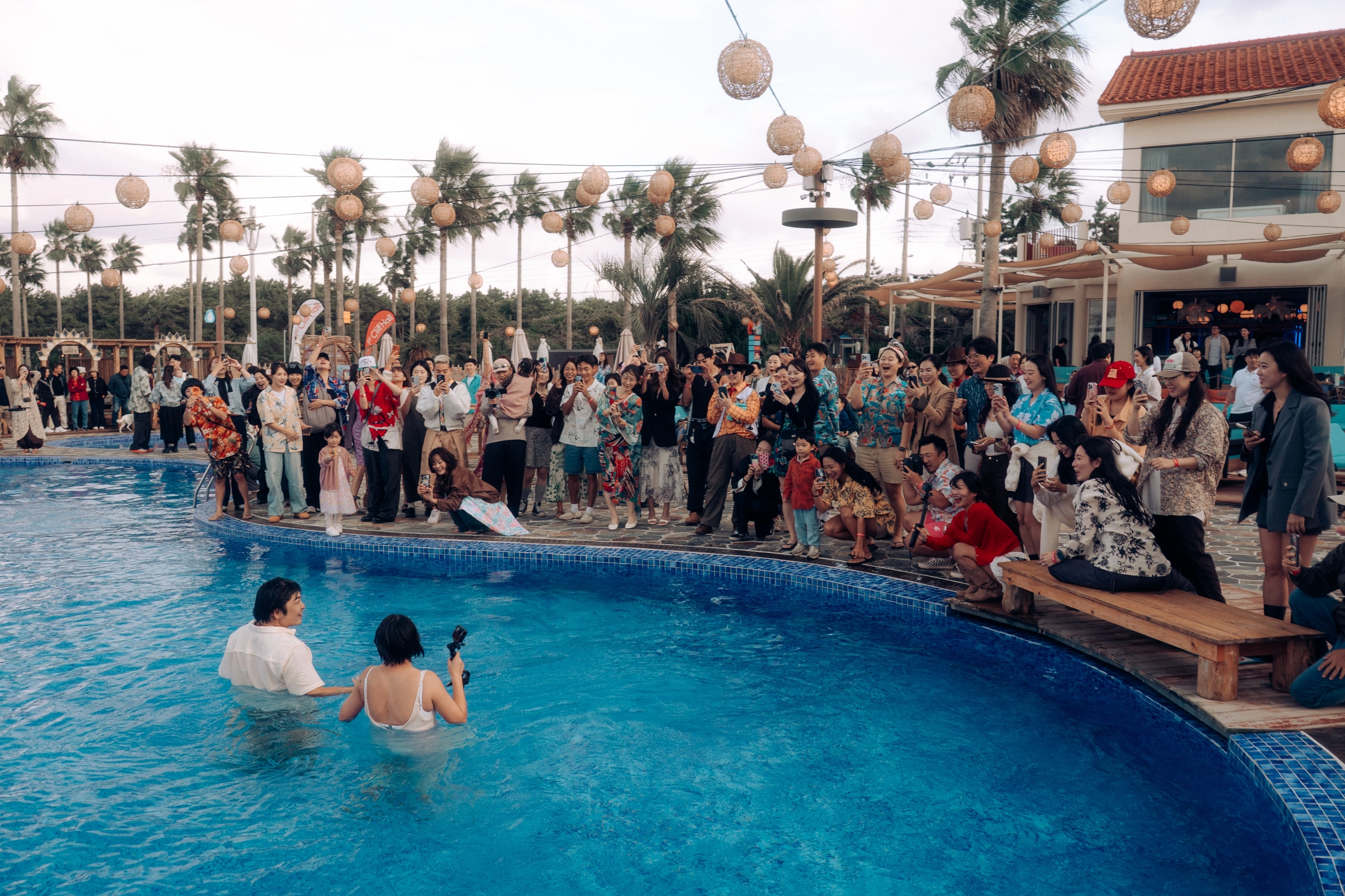 지난해 10월 제주에서 열린 ‘수영장 결혼식’에서 신부 변수빈(35)씨와 신랑 김동성(40)씨가 마지막 행진을 위해 수영장에 입수한 모습. 변씨 제공