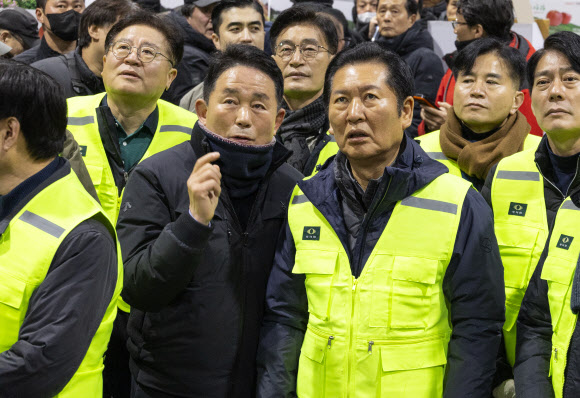 더불어민주당 정청래 대표가 7일 서울 송파구 가락동농수산물도매시장 중앙청과 내 사과 경매장을 방문해 경매 과정을 지켜보고 있다. 이날 민주당은 새해를 맞이해 ‘국민 곁으로! 현장 속으로!’ 현장 방문을 시작했다. 2026.1.7 연합뉴스