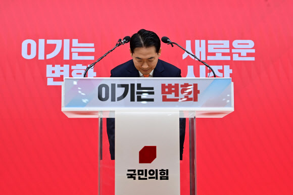 국민의힘 장동혁 대표가 7일 서울 여의도 중앙당사에서 당 쇄신안을 발표하며 고개 숙여 인사하고 있다. 2026.1.7 공동취재