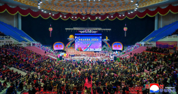 북한 학생소년들의 2026년 설맞이 공연 ‘제일 좋은 내 나라’가 연일 진행되고 있다고 조선중앙통신이 7일 보도했다. 만경대혁명학원, 칠골혁명학원 원아들과 평양시 근로자, 학생소년들이 공연을 관람했다. 2026.1.7. 평양 조선중앙통신 연합뉴스