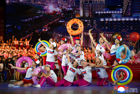 북한 학생소년들의 2026년 설맞이 공연 ‘제일 좋은 내 나라’가 연일 진행되고 있다고 조선중앙통신이 7일 보도했다. 만경대혁명학원, 칠골혁명학원 원아들과 평양시 근로자, 학생소년들이 공연을 관람했다. 2026.1.7. 평양 조선중앙통신 연합뉴스