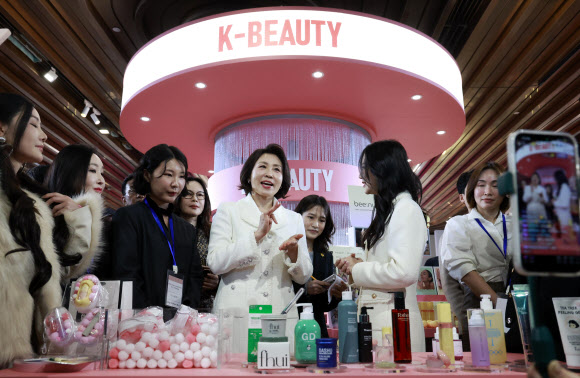 김혜경 여사, 상하이 K뷰티 행사 참석