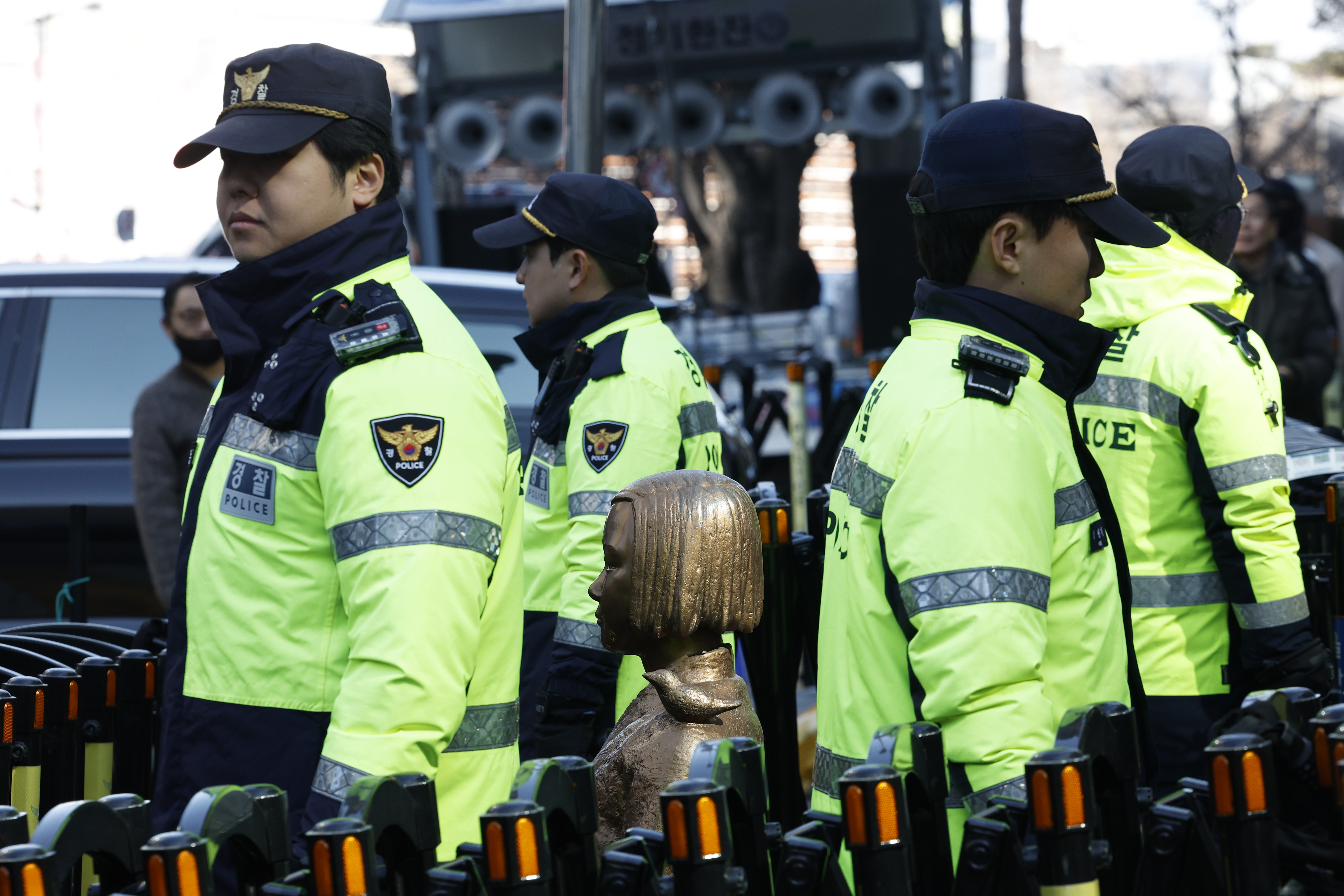7일 낮 서울 종로구 중학동 옛 일본대사관 앞 평화의 소녀상 주위에서 경찰이 소녀상을 지키고 있다.  이재명 대통령은 전날 엑스(X·옛 트위터)에 “이런 얼빠진…”이라며  ‘평화의 소녀상’을 대상으로 철거 시위를 벌인 극우단체 위안부법폐지국민행동을 겨냥해 “사자명예훼손”이라고 강하게 비판했다. 2026.1.7. 뉴스1