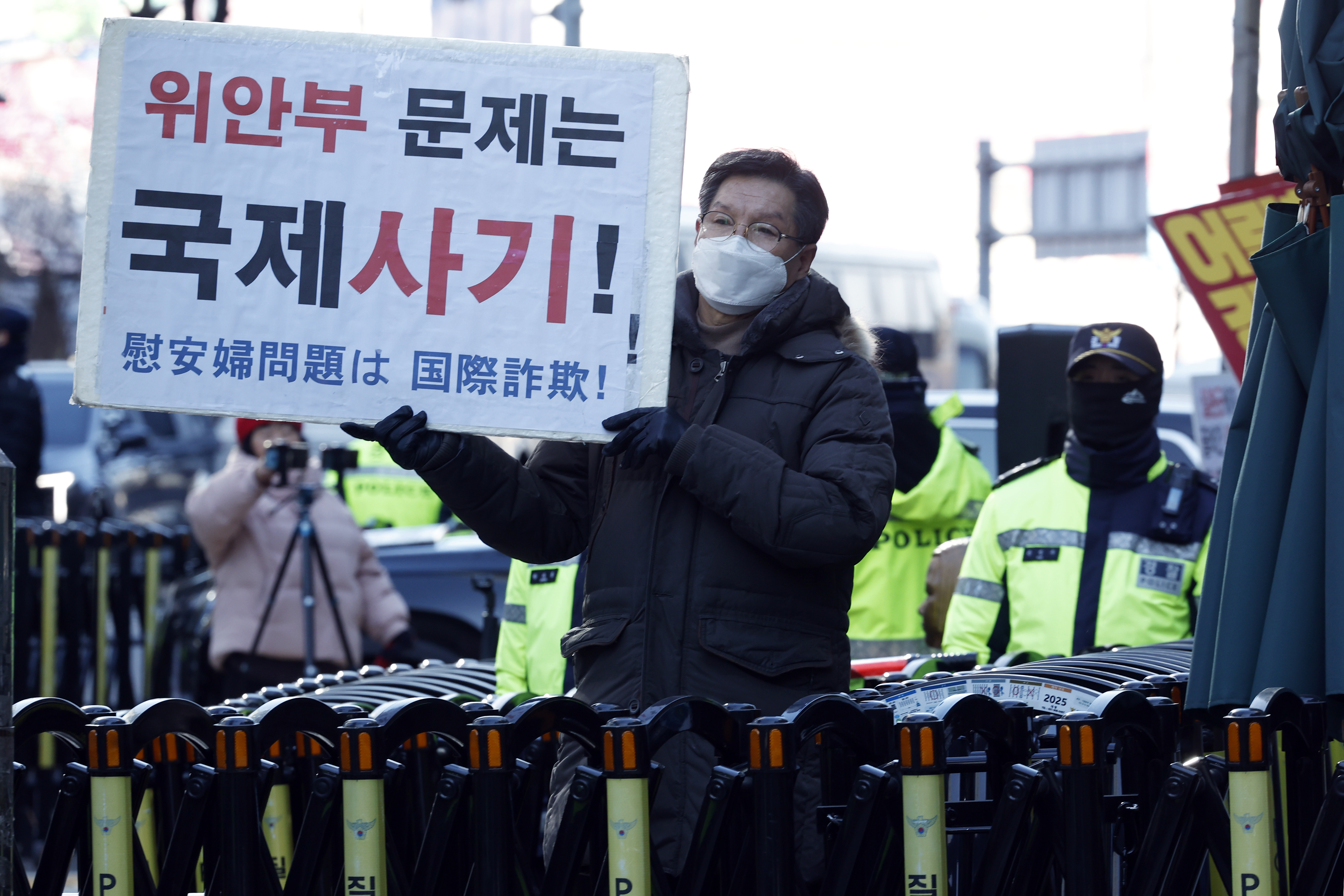 전국을 돌며 일본군 위안부 피해자를 상징하는 ‘평화의 소녀상’을 대상으로 철거 시위를 벌인 극우단체 위안부법폐지국민행동의 김병헌 대표가 7일 낮 서울 종로구 중학동 옛 일본대사관 앞 평화의 소녀상 옆에서 철거 시위를 이어가고 있다.  이재명 대통령은 전날 엑스(X·옛 트위터)에 “이런 얼빠진…”이라며  ‘평화의 소녀상’을 대상으로 철거 시위를 벌인 극우단체를 겨냥해 “사자명예훼손”이라고 강하게 비판했다. 2026.1.7. 뉴스1