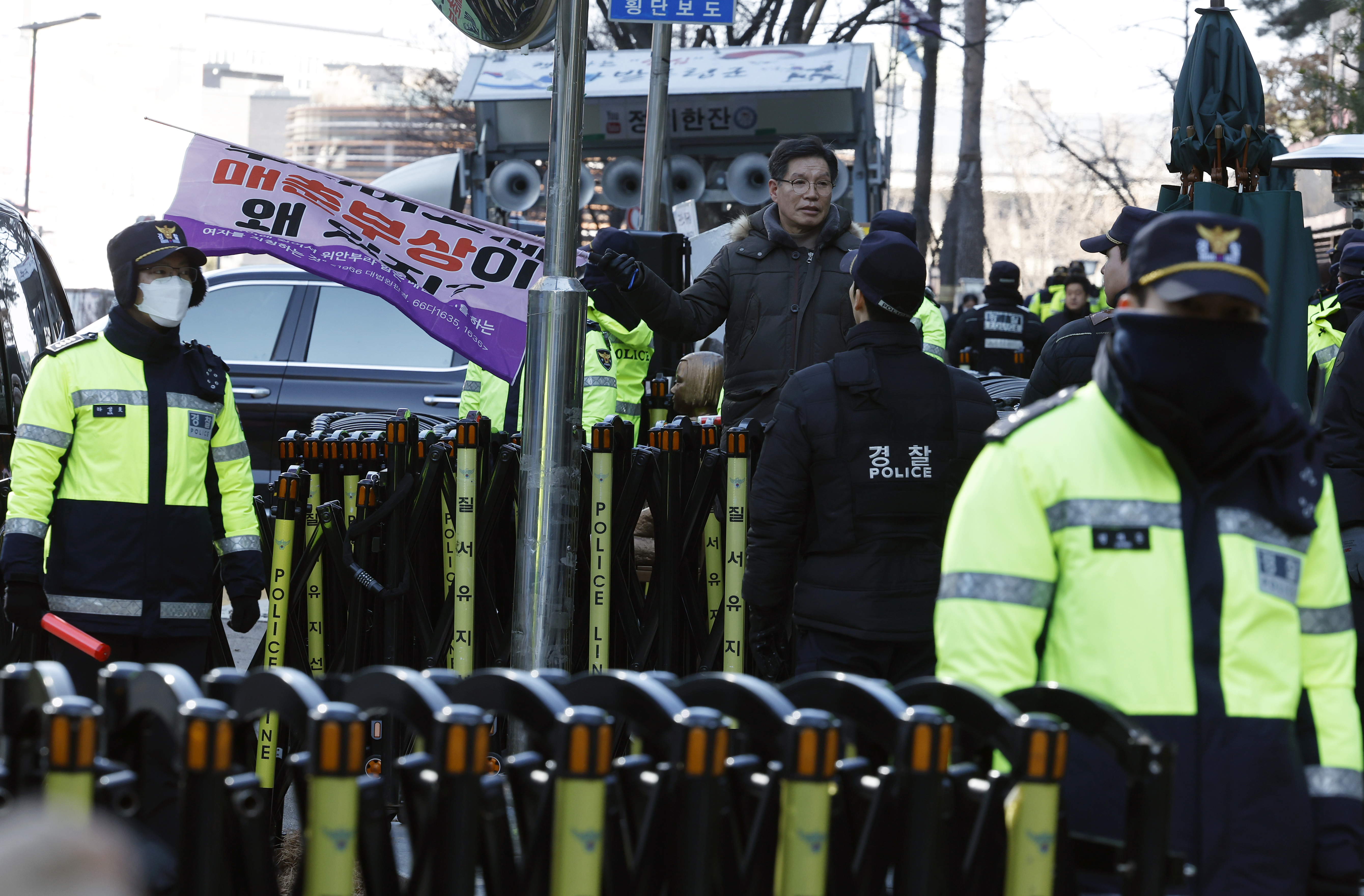 전국을 돌며 일본군 위안부 피해자를 상징하는 ‘평화의 소녀상’을 대상으로 철거 시위를 벌인 극우단체 위안부법폐지국민행동의 김병헌 대표가 7일 낮 서울 종로구 중학동 옛 일본대사관 앞 평화의 소녀상 옆에서 철거 시위를 이어가고 있다.  이재명 대통령은 전날 엑스(X·옛 트위터)에 “이런 얼빠진…”이라며  ‘평화의 소녀상’을 대상으로 철거 시위를 벌인 극우단체를 겨냥해 “사자명예훼손”이라고 강하게 비판했다. 2026.1.7. 뉴스1