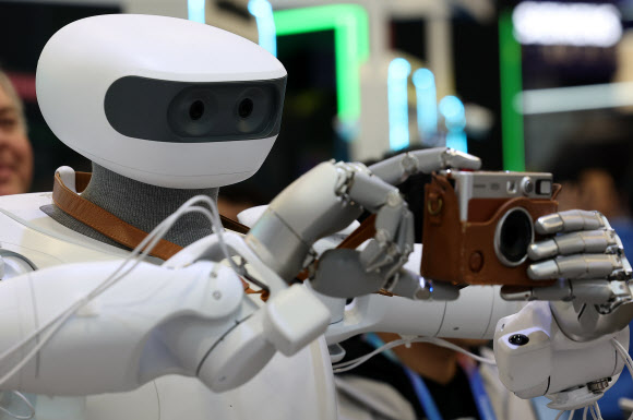 폴라로이드를 든 로봇