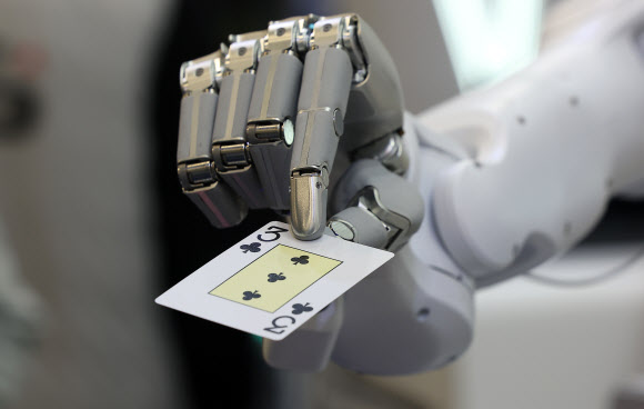 얇은 카드도 정밀하게