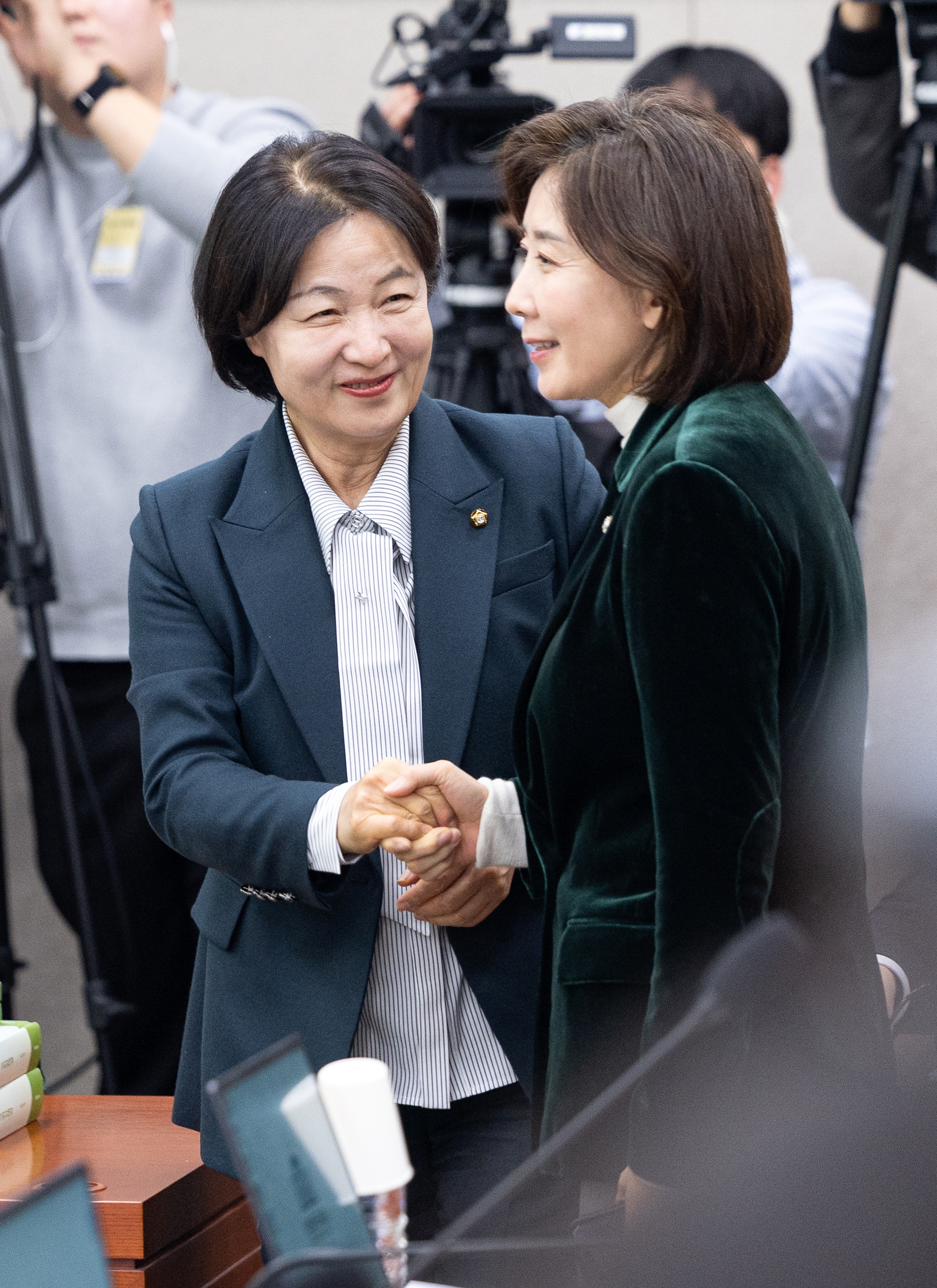 7일 서울 여의도 국회에서 열린 제430회국회(임시회) 법제사법위원회 제3차 전체회의에서 추미애 위원장이 나경원 국민의힘 의원과 새해 인사를 나누고 있다. 2026.1.7. 뉴스1