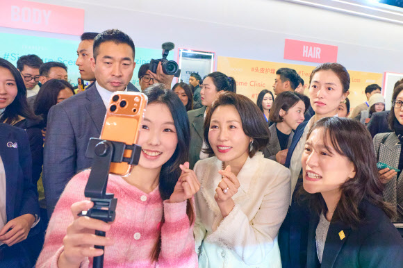김혜경 여사, 상하이 K뷰티 행사 참석