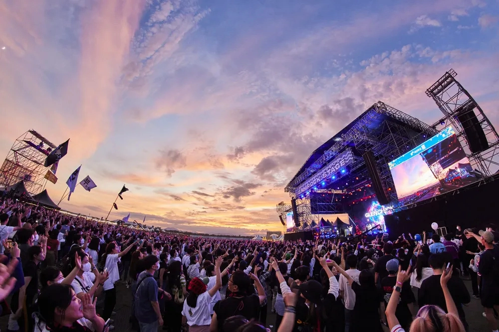 지난해 9월 개최된 부산국제록페스티벌에서 관객들이 환호하며 공연을 즐기고 있다. 
부산시 제공