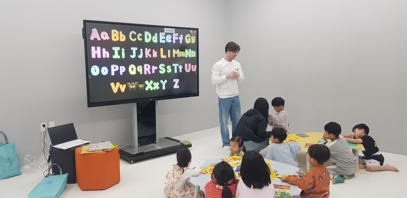 어린이 복합 문화공간인 ‘들락날락’에서 원어민 교사가 체험·놀이 중심 영어 교육을 진행하고 있다.
부산시 제공