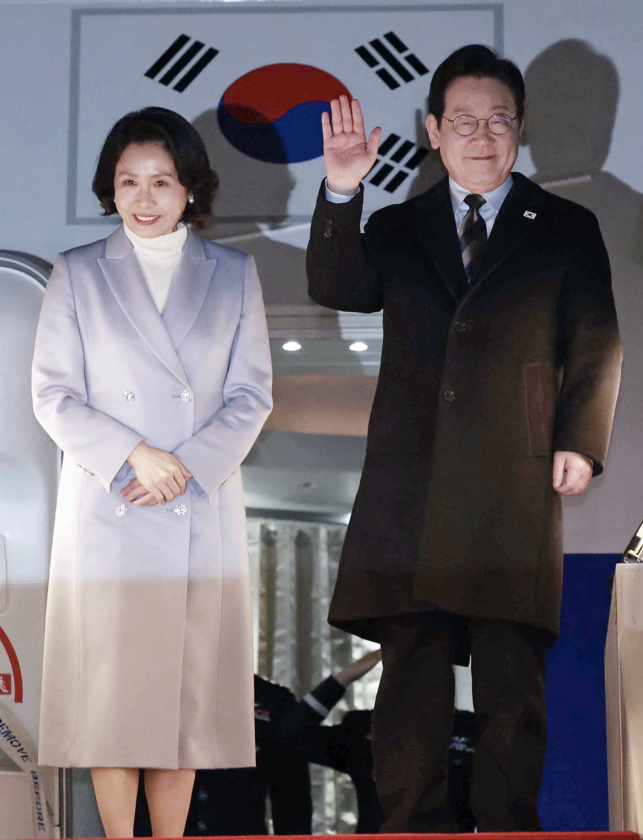 중국 국빈 방문 공식 일정을 마친 이재명 대통령과 김혜경 여사가 7일 상하이 푸둥공항 한국행 공군 1호기에서 환송객에게 인사하고 있다. 2026.1.7 연합뉴스