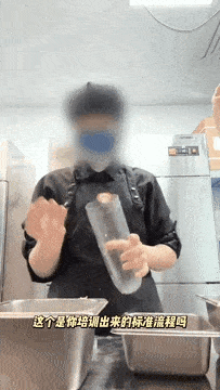 중국의 유명 음료 프랜차이즈의 한 직원이 맨손으로 음료를 만드는 장면을 직접 촬영해 현지에서 논란이 됐다. 웨이보 캡처