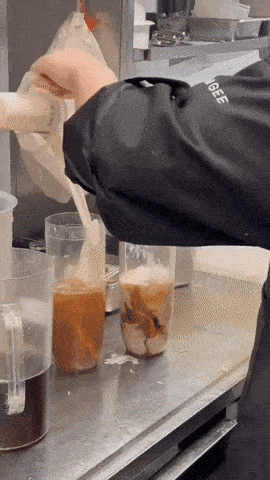 중국의 유명 음료 프랜차이즈의 한 직원이 맨손으로 음료를 만드는 장면을 직접 촬영해 현지에서 논란이 됐다. 웨이보 캡처