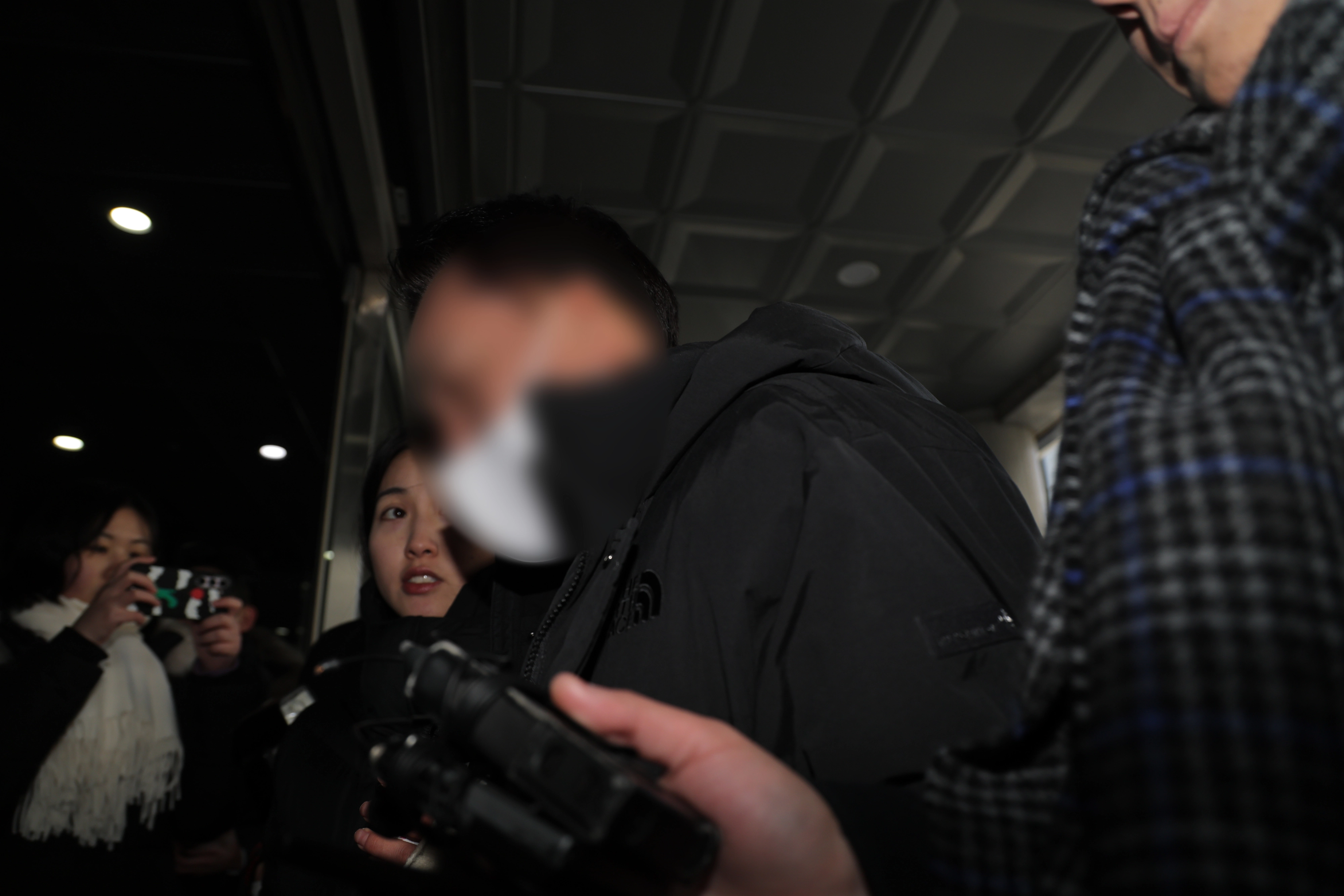 김병기 공천헌금 의혹 관련 서울청 공공범죄수사대 출석하는 전직 동작구의원  더불어민주당 김병기 의원에게 ‘공천헌금’을 건넸다는 내용의 탄원서를 작성한 전직 동작구의원 A 씨가 8일 경찰 조사를 받기 위해 마포구 서울경찰청 공공범죄수사대에 피의자 신분으로 출석하고 있다. 2026.1.8 연합뉴스