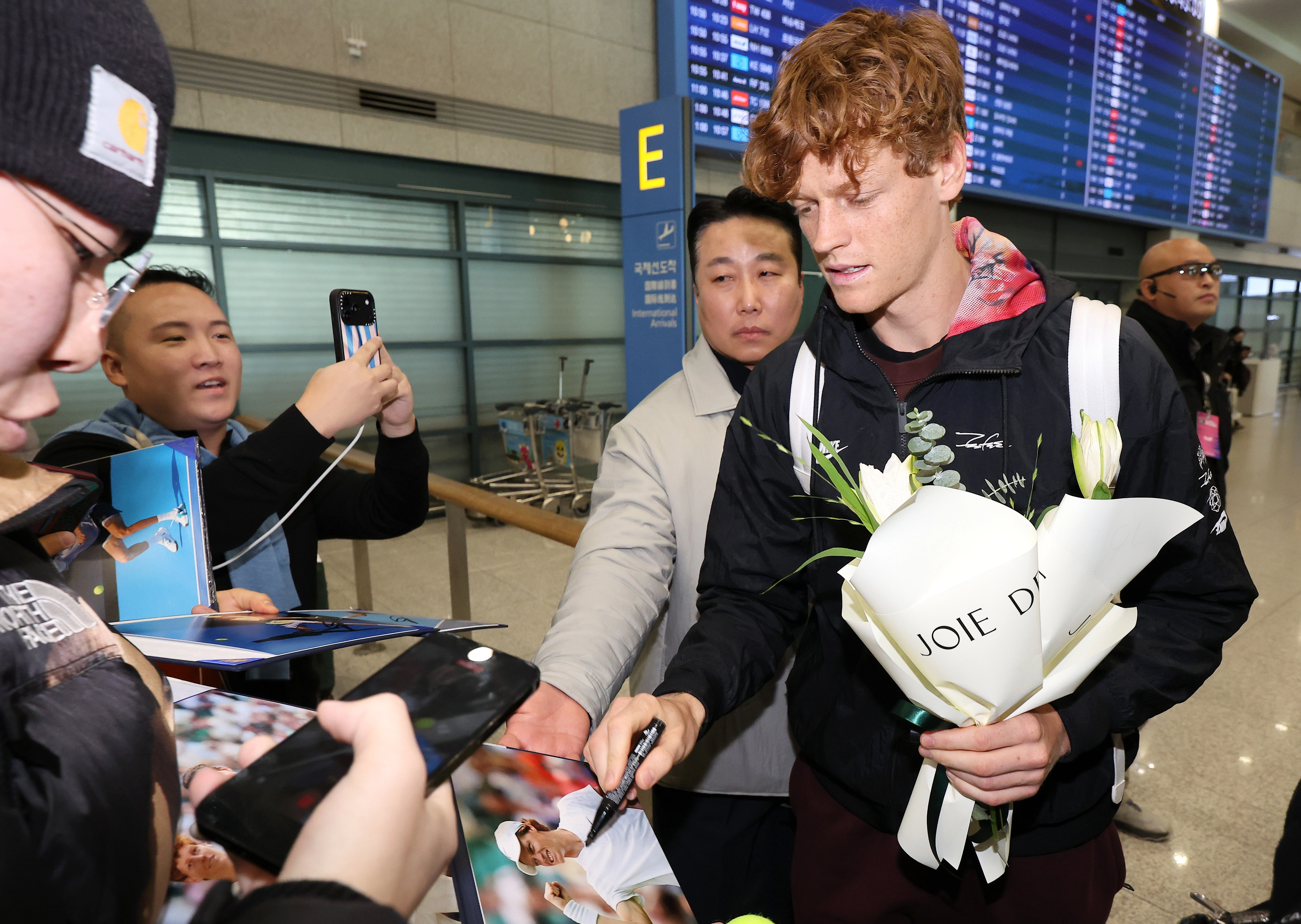 팬들에게 사인해주는 얀니크 신네르  남자프로테니스(ATP) 투어 단식 세계 랭킹 2위에 올라가 있는 얀니크 신네르가 오는 10일 인천 인스파이어 아레나에서 열리는 ‘현대카드 슈퍼매치 14’를 위해 7일 인천공항을 통해 입국해 마중 나온 팬들에게 사인해주고 있다. 2026.1.7 연합뉴스