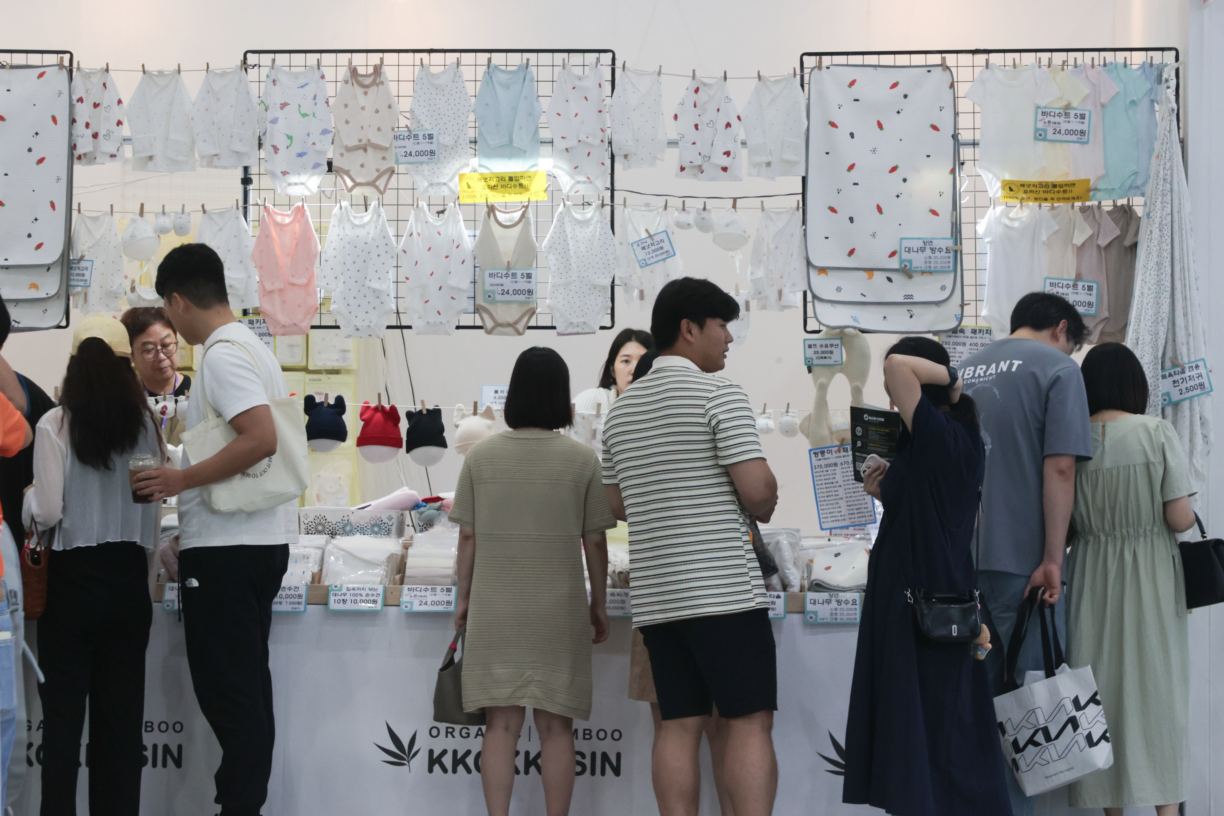 베이비페어에서 참관객들이 육아용품을 살펴보고 있다. 2025.8.17 연합뉴스