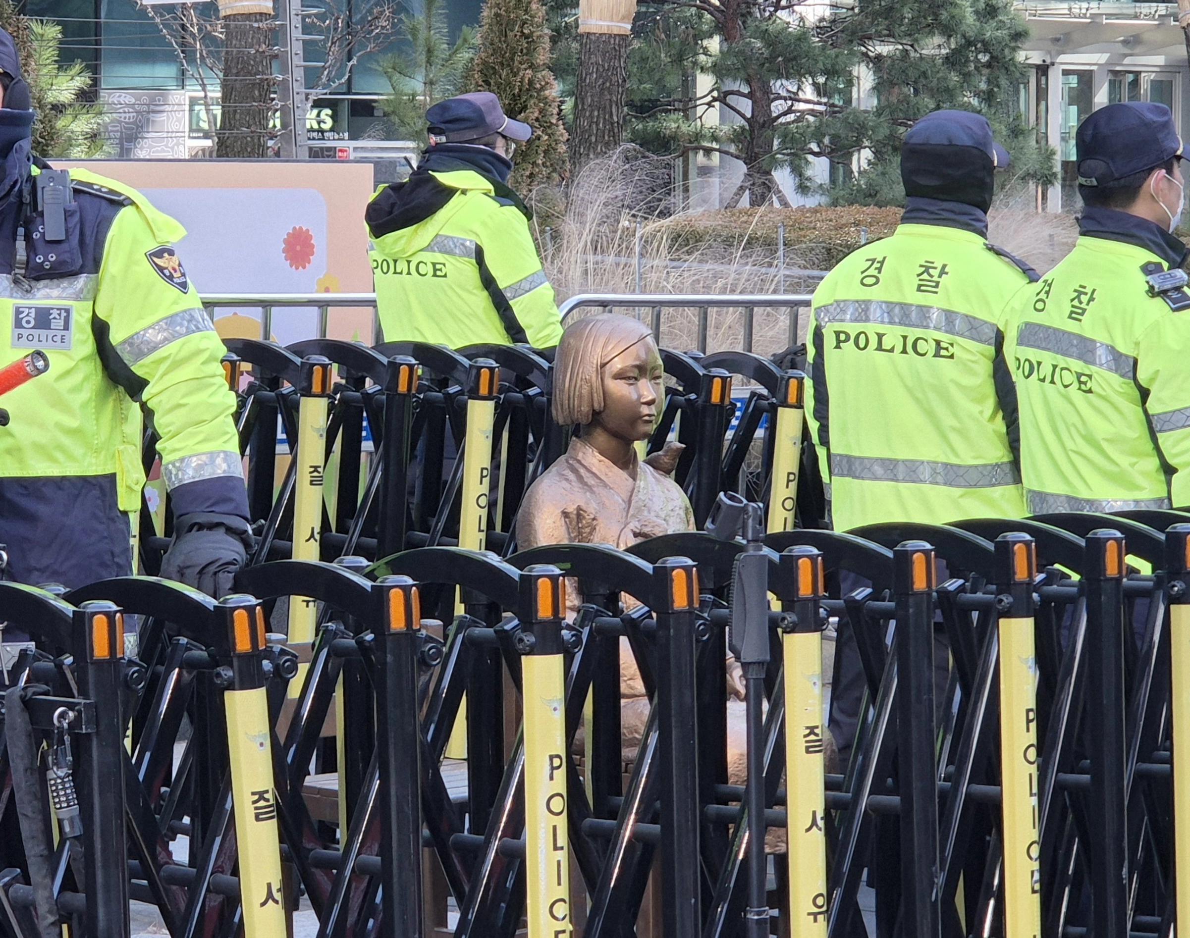 서울 종로구 옛 주한 일본대사관 인근 평화의소녀상 옆으로 폴리스라인이 설치돼 있다. 반영윤 기자