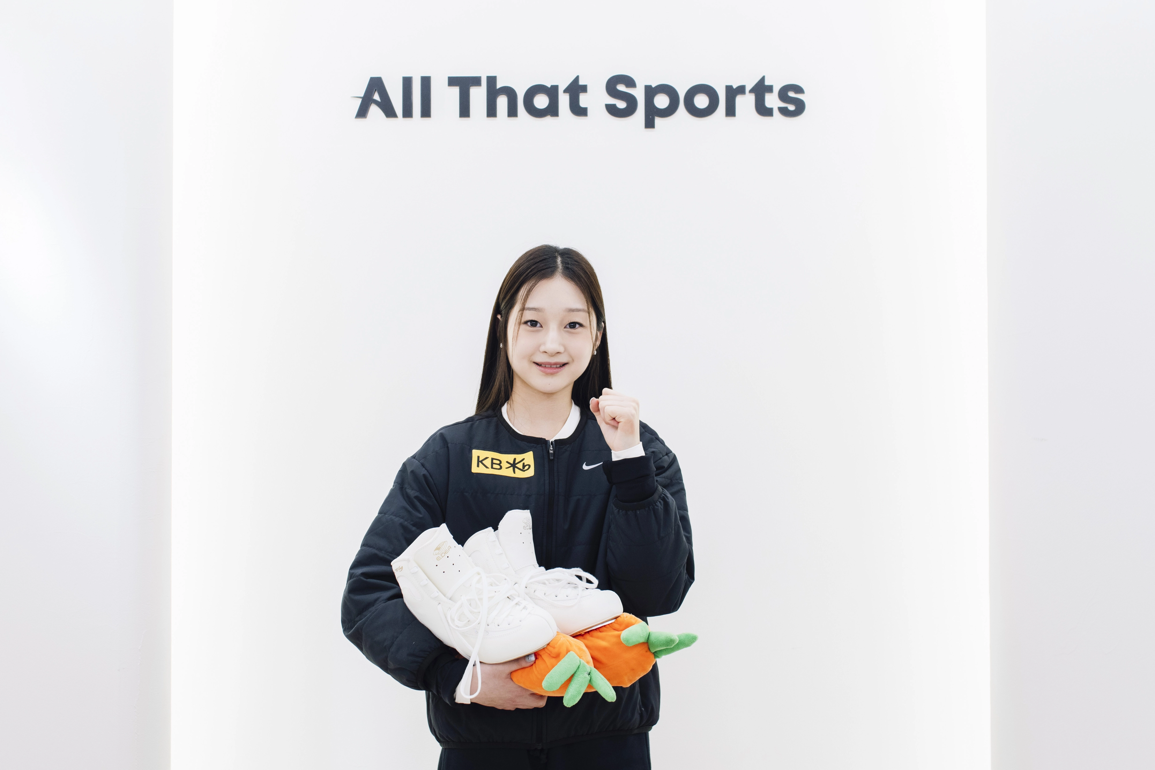 신지아가 8일 서울 강남구 올댓스포츠에서 경기 때 신는 스케이트를 들고 올림픽 선전을 다짐하고 있다. 2026.1.8 류재민 기자