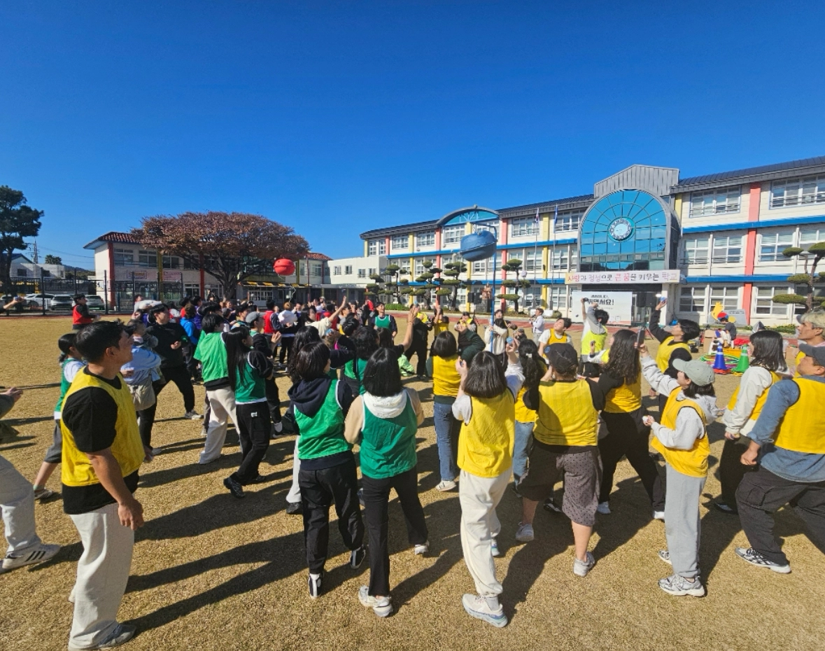 지난해 11월 제주에서 열린 ‘운동회 결혼식’에서 하객들이 ‘박 터뜨리기’ 경기에 참여하는 모습. 유씨 제공