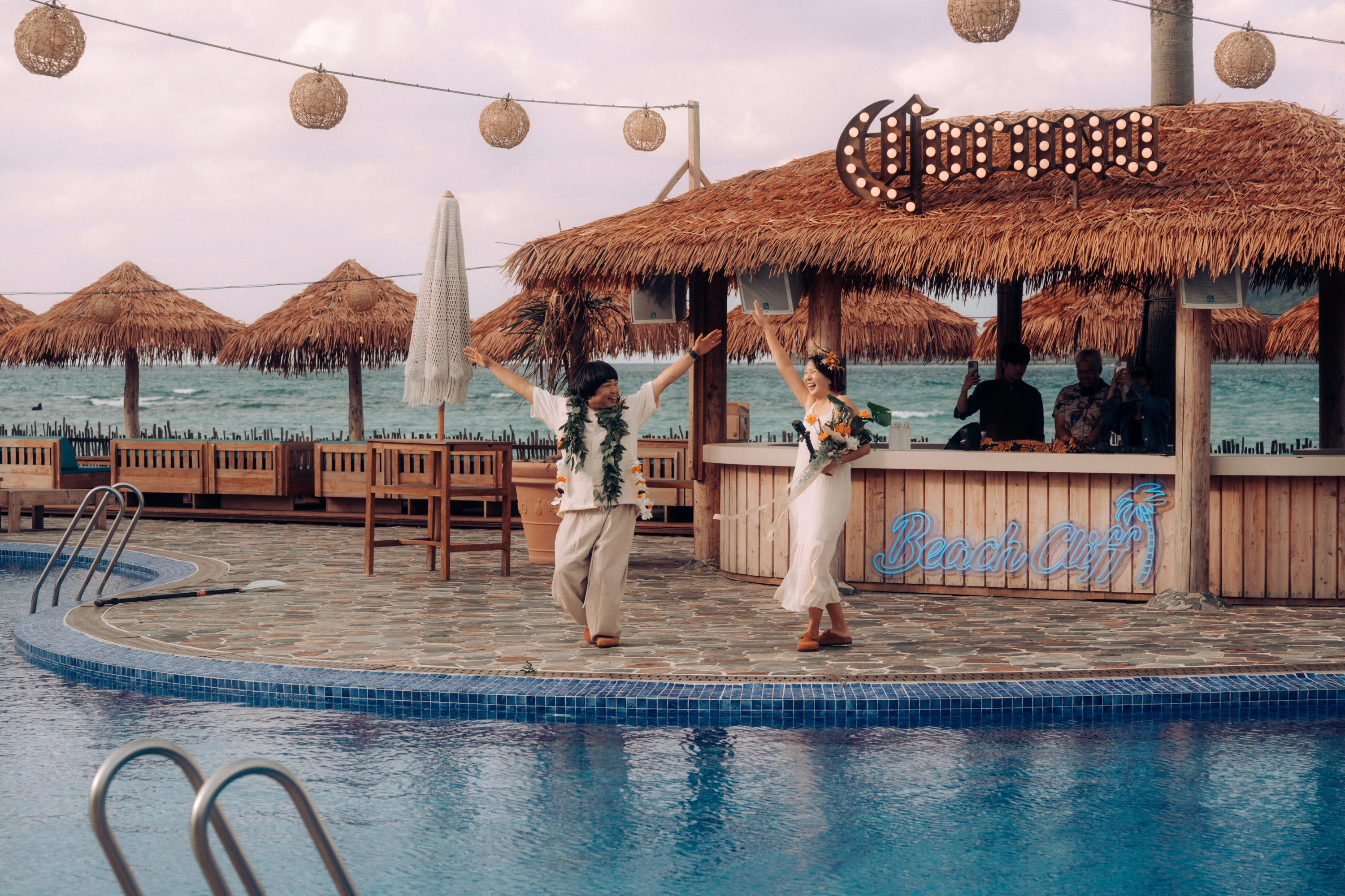 지난해 10월 제주에서 열린 ‘수영장 결혼식’에서 신부 변수빈(35)씨와 신랑 김동성(40)씨가 하객들에게 인사하고 있다. 변씨 제공