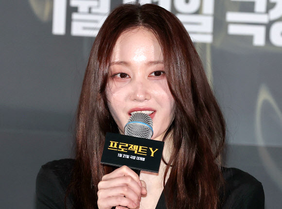 배우 전종서가 8일 서울 송파구 롯데시네마 월드타워점에서 열린 영화 ‘프로젝트Y’ 시사 간담회에서 인사말을 하고 있다. 2026.1.8  연합뉴스