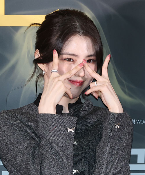 배우 한소희가 8일 서울 송파구 롯데시네마 월드타워점에서 열린 영화 ‘프로젝트 Y’(감독 이환) 언론시사회에 참석해 포즈를 취하고 있다.  뉴스1