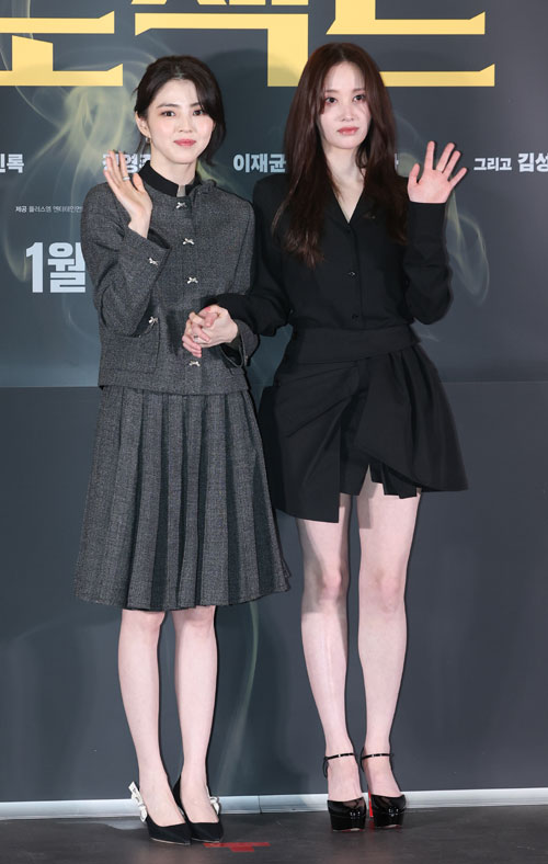배우 한소희와 전종서(오른쪽)가 8일 서울 송파구 롯데시네마 월드타워점에서 열린 영화 ‘프로젝트 Y’(감독 이환) 언론시사회에 참석해 인사말을 하고 있다.  뉴스1