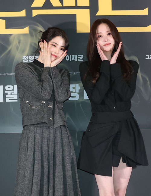 배우 한소희와 전종서(오른쪽)가 8일 서울 송파구 롯데시네마 월드타워점에서 열린 영화 ‘프로젝트 Y’(감독 이환) 언론시사회에 참석해 인사말을 하고 있다.  뉴스1