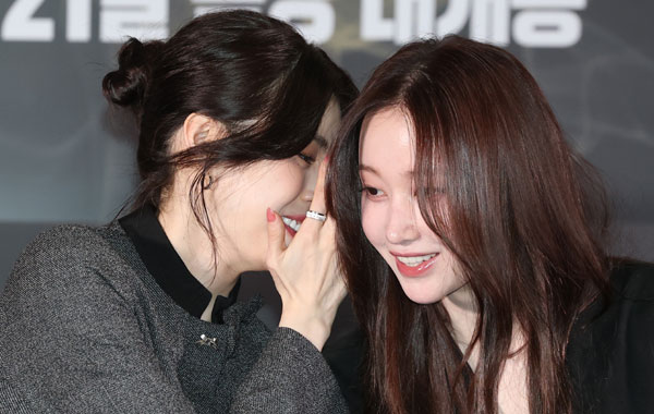 배우 한소희와 전종서(오른쪽)가 8일 서울 송파구 롯데시네마 월드타워점에서 열린 영화 ‘프로젝트 Y’(감독 이환) 언론시사회에 참석해 귀엣말을 하고 있다.  뉴스1