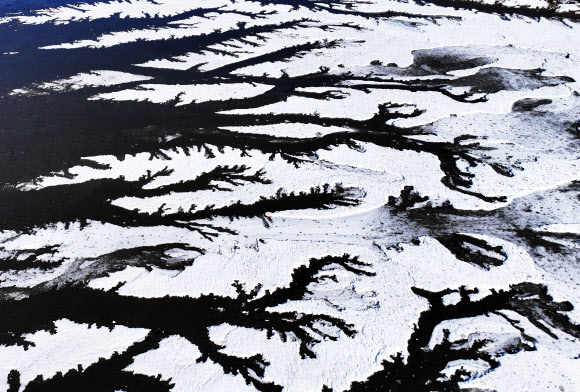 매서운 추위가 다시 찾아온 8일 경기도 화성시 우정읍 갯벌이 얼어있다. 2026.1.8  연합뉴스