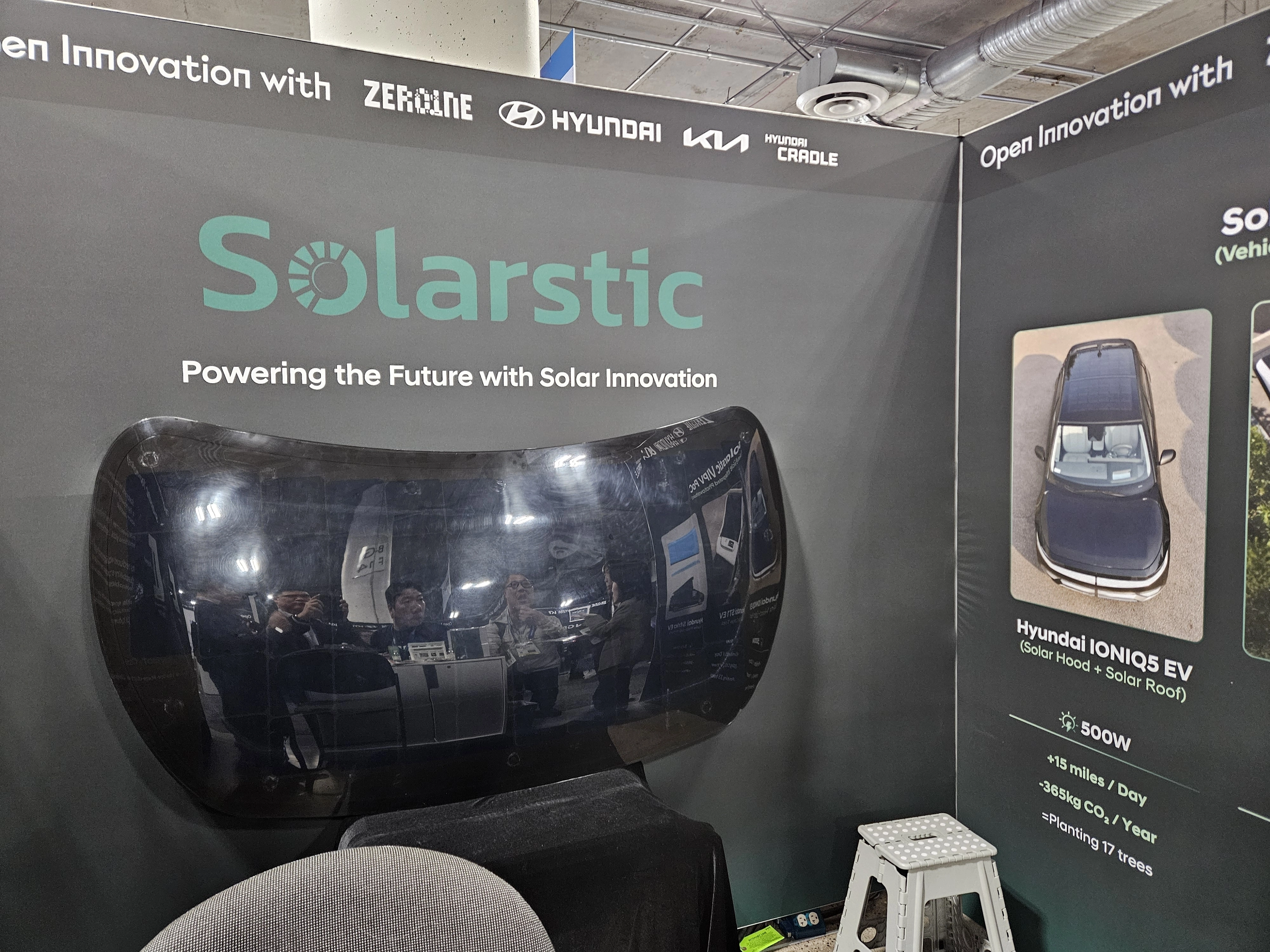 7일(현지시간) 미국 라스베이거스 베네치안 엑스포에서는 국내 스타트업들의 혁신 제품들을 만날 수 있었다. 사진은 솔라스틱의 플라스틱 패키징 태양광 모듈 솔루션으로 만든 자동차 후드.