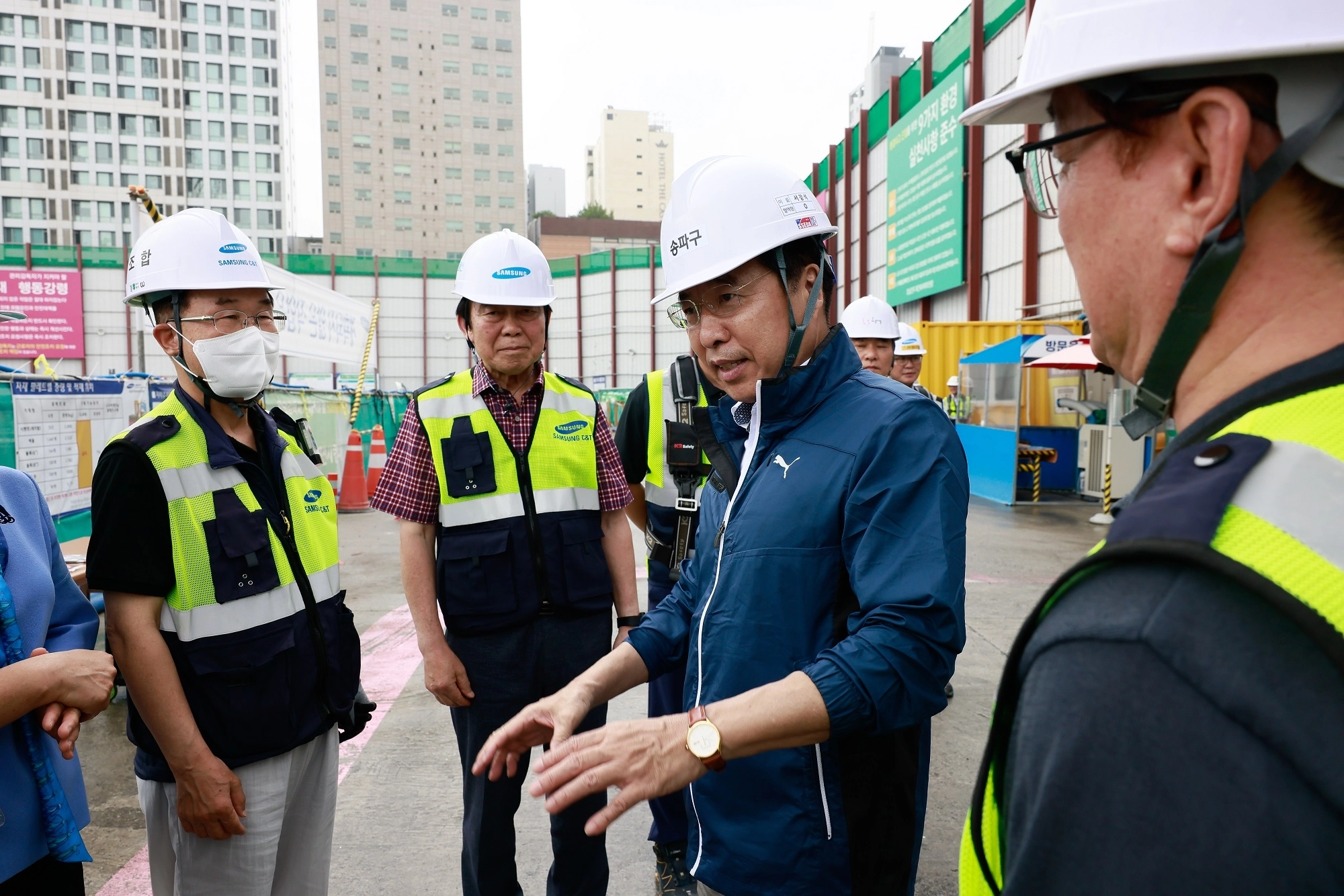 서강석(왼쪽 세 번째) 구청장이 2023년 6월 신천동 잠실 진주아파트 재건축 현장에서 관계자들과 안전 점검을 하고 있다.  송파구 제공