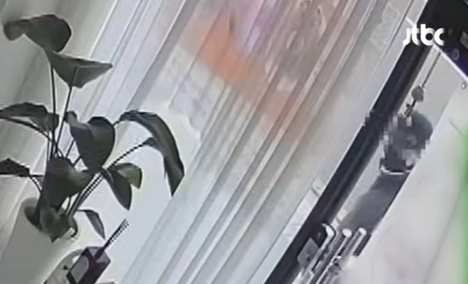 1인 미용숍을 운영하는 여성 자영업자가 고령 남성의 부적절한 시술 요구와 반복적인 연락으로 극심한 불안을 겪었다고 토로했다. JTBC ‘사건반장’ 캡처