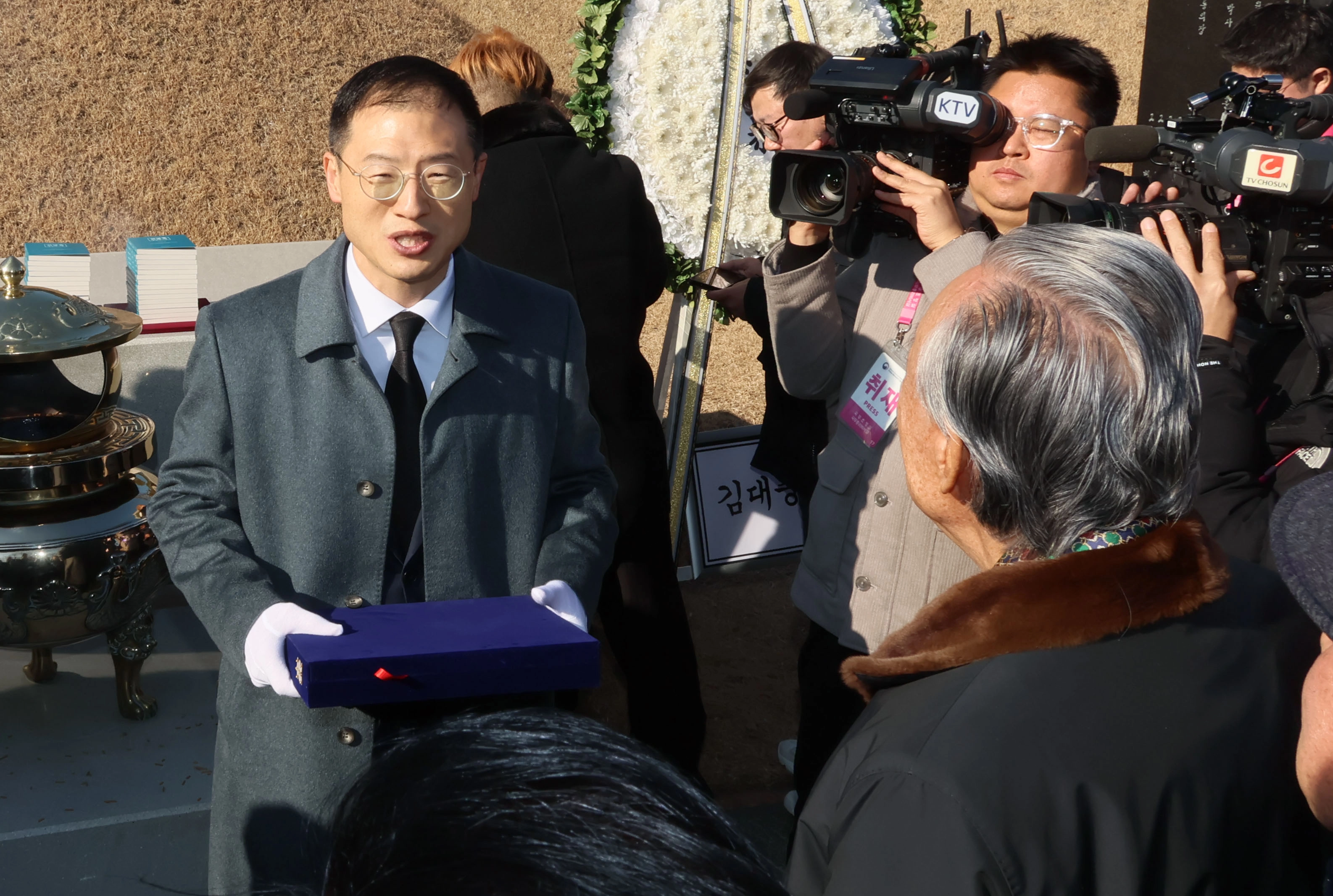 김상욱 의원, 헌정 수호상 수상  김상욱(왼쪽) 더불어민주당 의원이 지난 6일 서울 동작구 국립서울현충원 김대중 대통령 묘소에서 열린 김대중재단 신년하례에서 헌정수호상을 받은 뒤 소감을 밝히고 있다. 2026.1.6