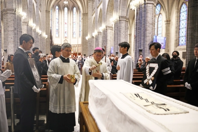 안성기 배우의 관에 성수를 뿌리는 정순택(왼쪽 세 번째) 대주교. 천주교 서울대교구 제공.