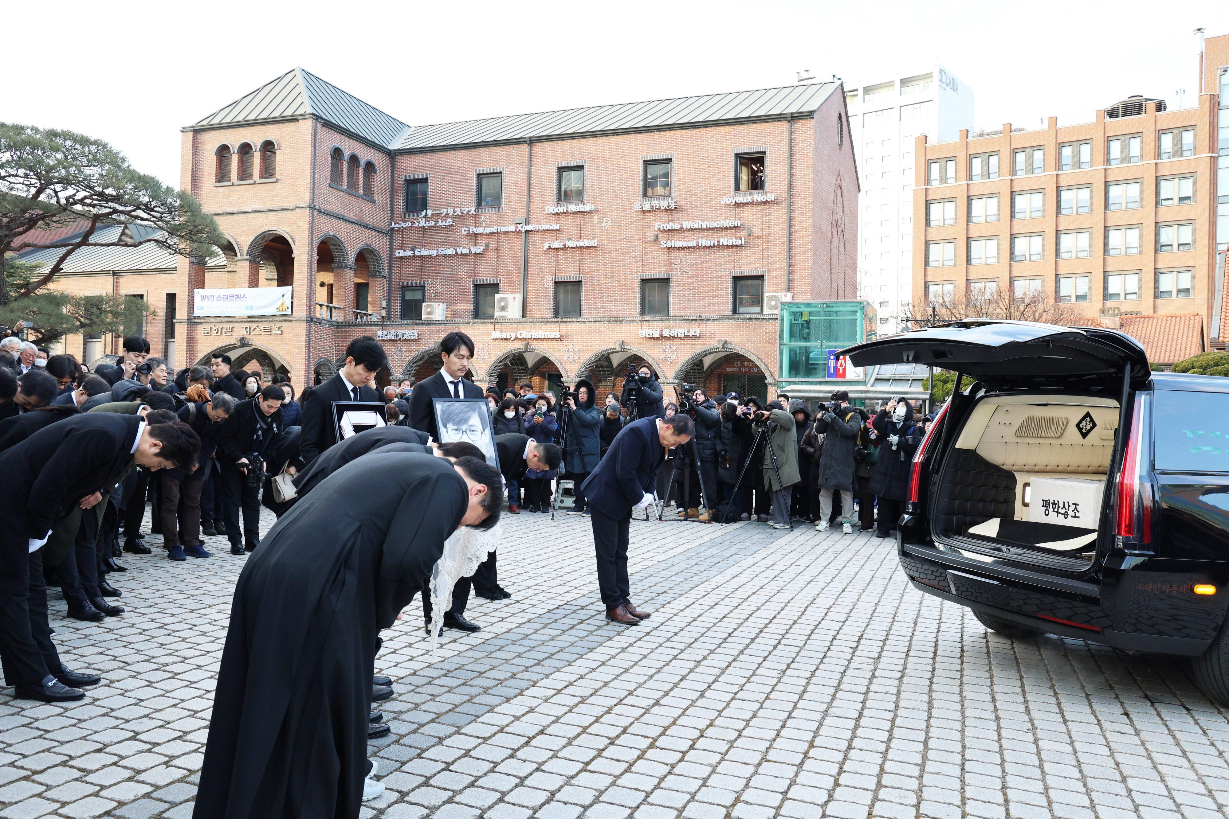 고 안성기 사도 요한 장례 미사 뒤 그의 관을 실은 영구차가 명동대성당을 나서고 있다. 천주교 서울대교구 제공.