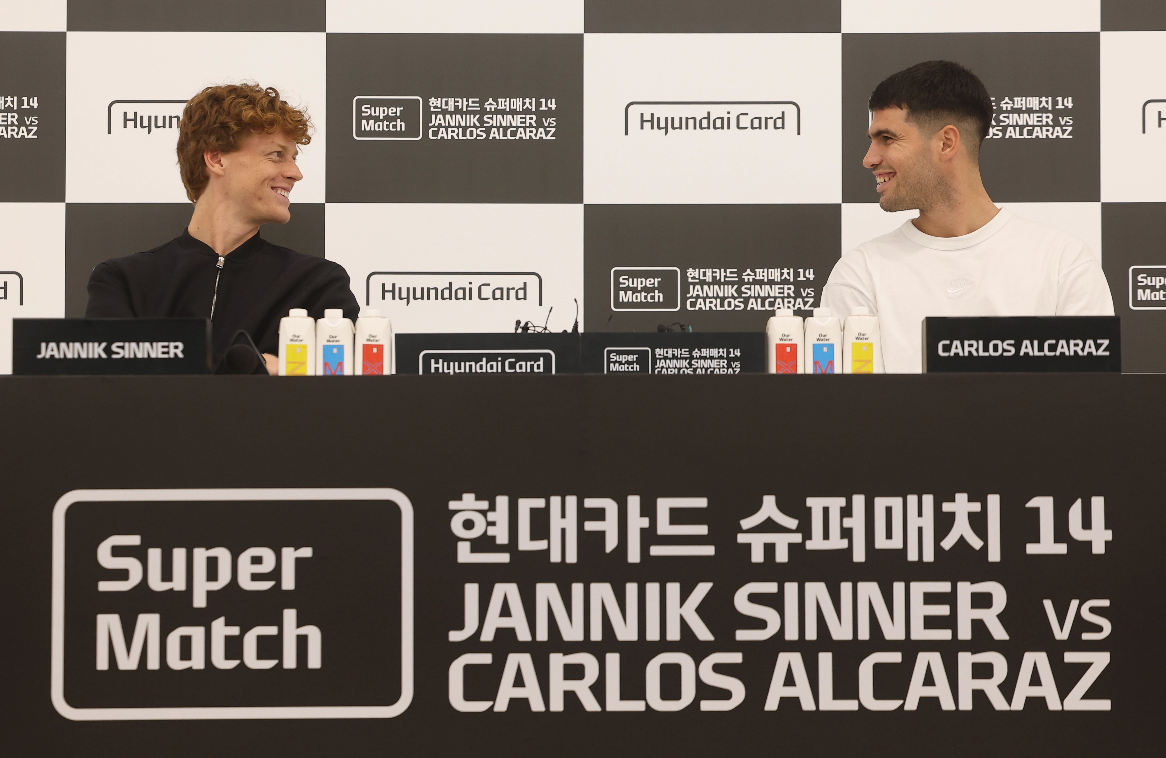얼굴만 봐도 줄거운 빅2  남자프로테니스(ATP) 투어 단식 세계 랭킹 1, 2위에 올라 있는 카를로스 알카라스(오른쪽)와 얀니크 신네르가 9일 서울 영등포구 현대카드 본사 컨벤션홀에서 열린 현대카드 슈퍼매치 14 기자회견에 참석해 있다. 2026.1.9 연합뉴스