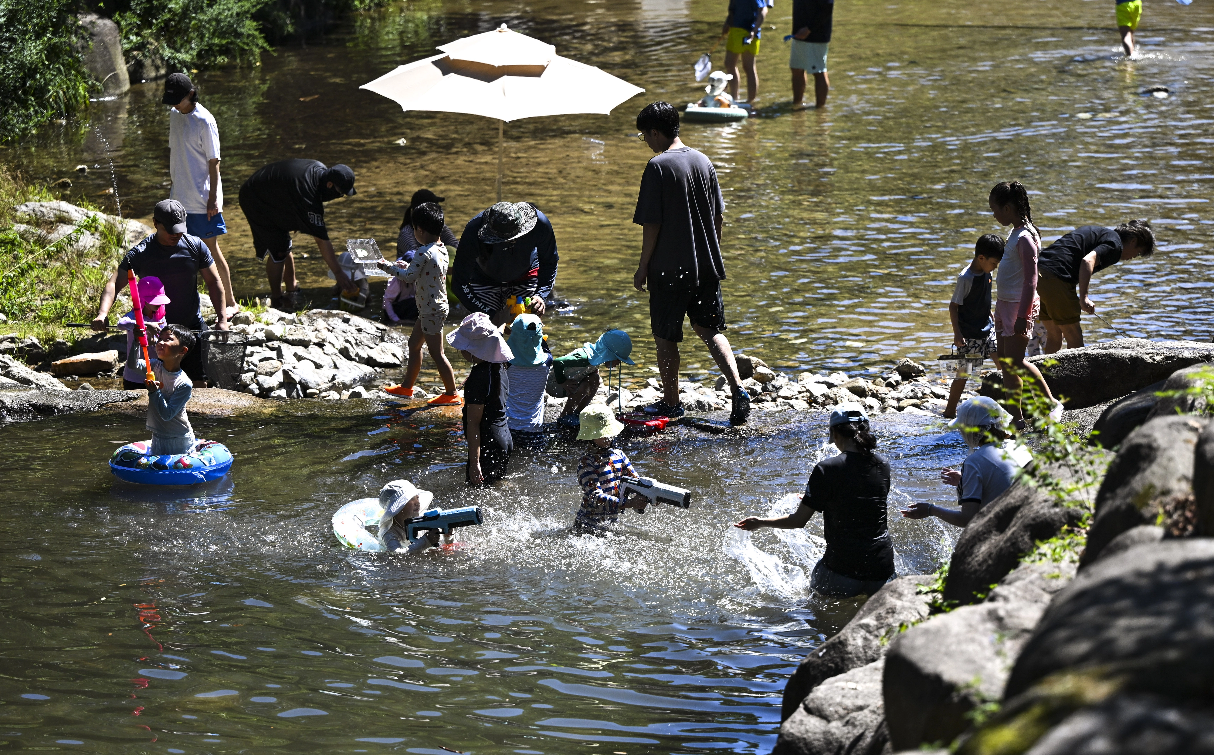 경기 과천 관악산 계곡을 찾은 가족 단위 피서객들이 물놀이를 하며 시원한 한때를 보내고 있다. 서울신문DB