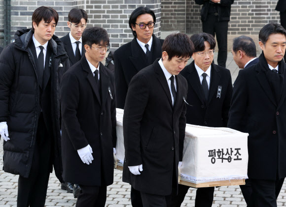 9일 서울 중구 명동성당에서 열린 배우 안성기의 장례 미사가 끝난 뒤 배우 설경구, 박해일, 유지태, 주지훈, 박철민, 조우진이 운구하고 있다. 2026.1.9. 연합뉴스