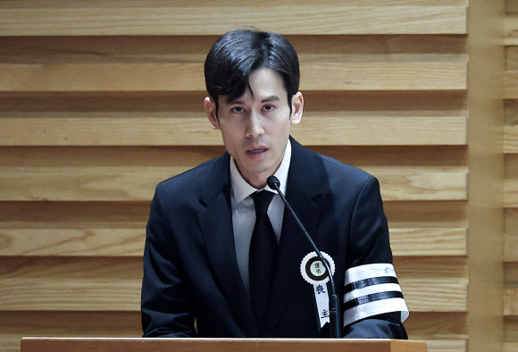 9일 서울 중구 명동성당에서 열린 배우 안성기의 영결식에서 고인의 아들 안다빈씨가 인사말을 하고 있다. 2026.1.9 공동취재