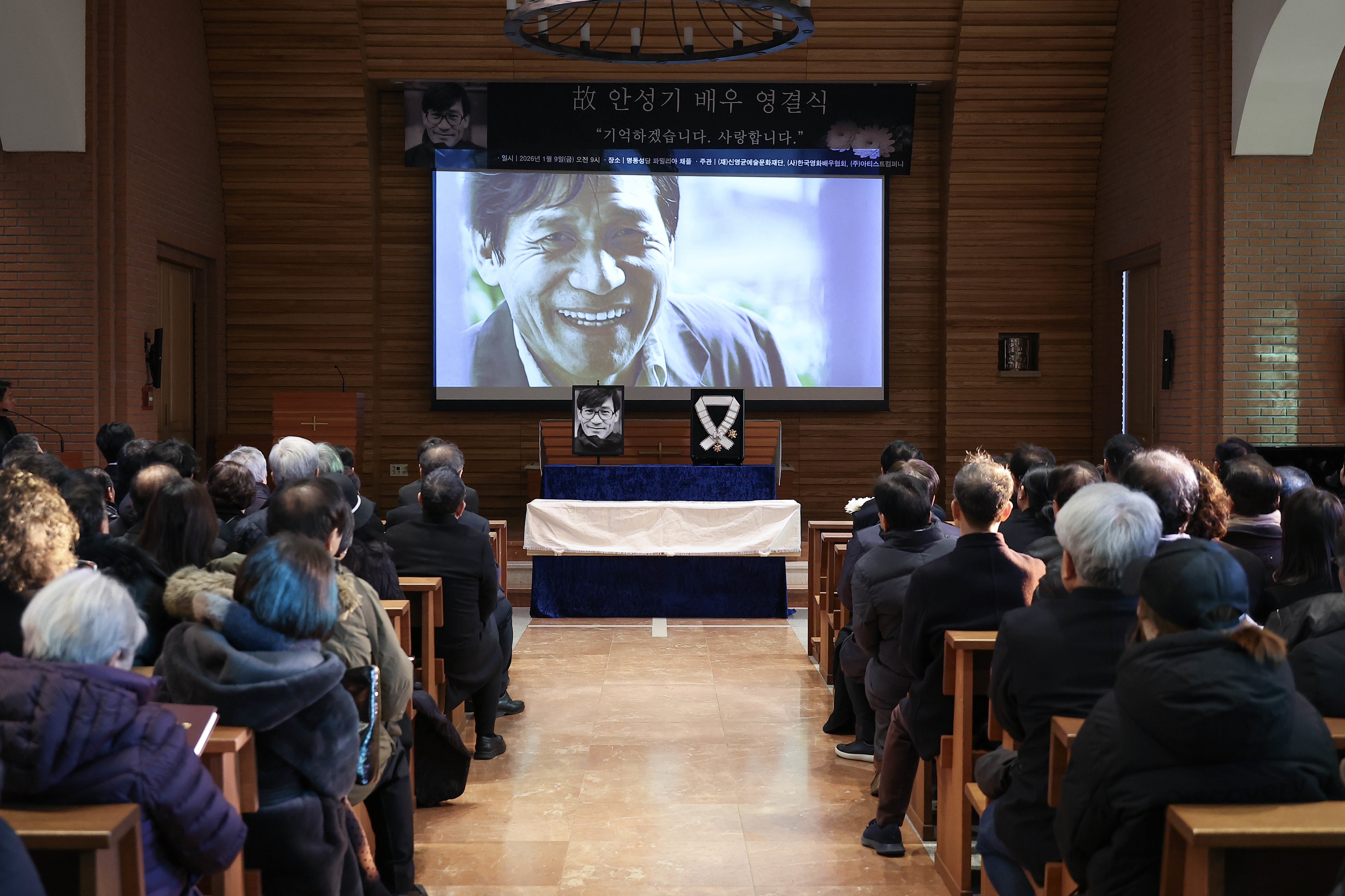 9일 오전 서울 중구 명동성당에서 열린 고 안성기의 영결식장 스크린에서 고인의 작품이 상영되고 있다. 2026.1.9. 공동취재