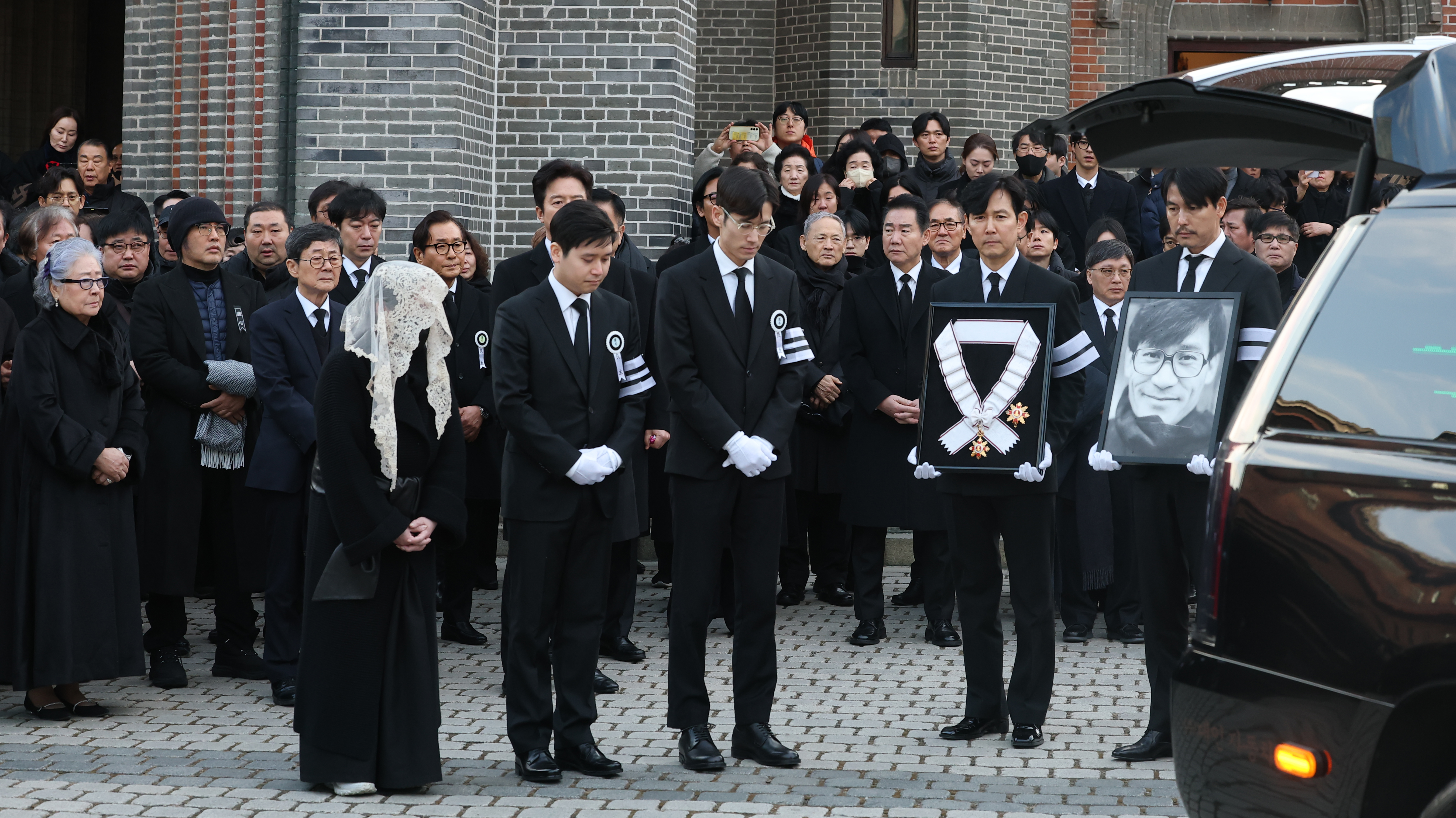 9일 오전 서울 중구 명동성당에서 고 안성기의 발인식이 엄수되고 있다. 정우성은 고인의 영정을, 이정재는 금관문화훈장을 들고 있다. 2026.1.9. 뉴스1