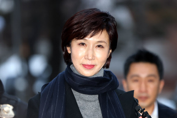 노소영 아트센터 나비 관장이 9일 서울 서초구 서울고등법원에서 열린 최태원 SK그룹 회장과의 재산분할 파기환송심 첫 변론기일에 출석하고 있다. 2026.1.9. 연합뉴스